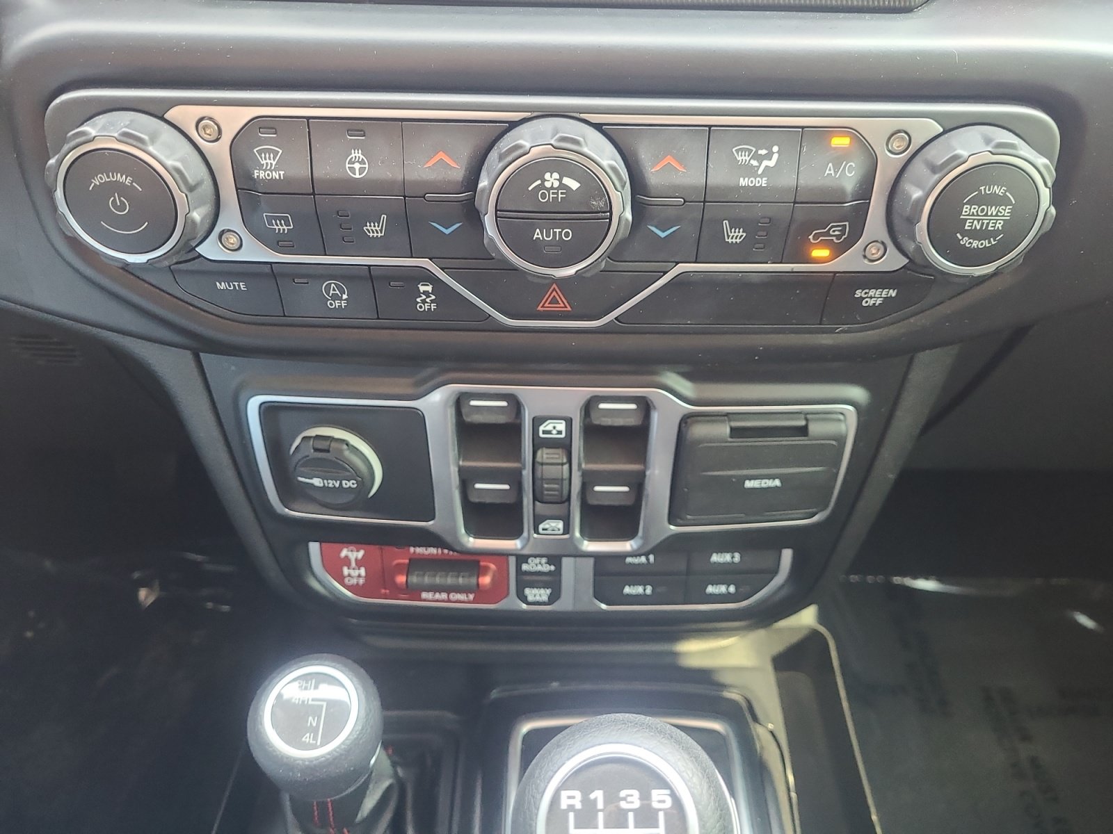 Used 2022 Jeep Wrangler Unlimited Rubicon w/ LED Lighting Group AWD/4WD image 30