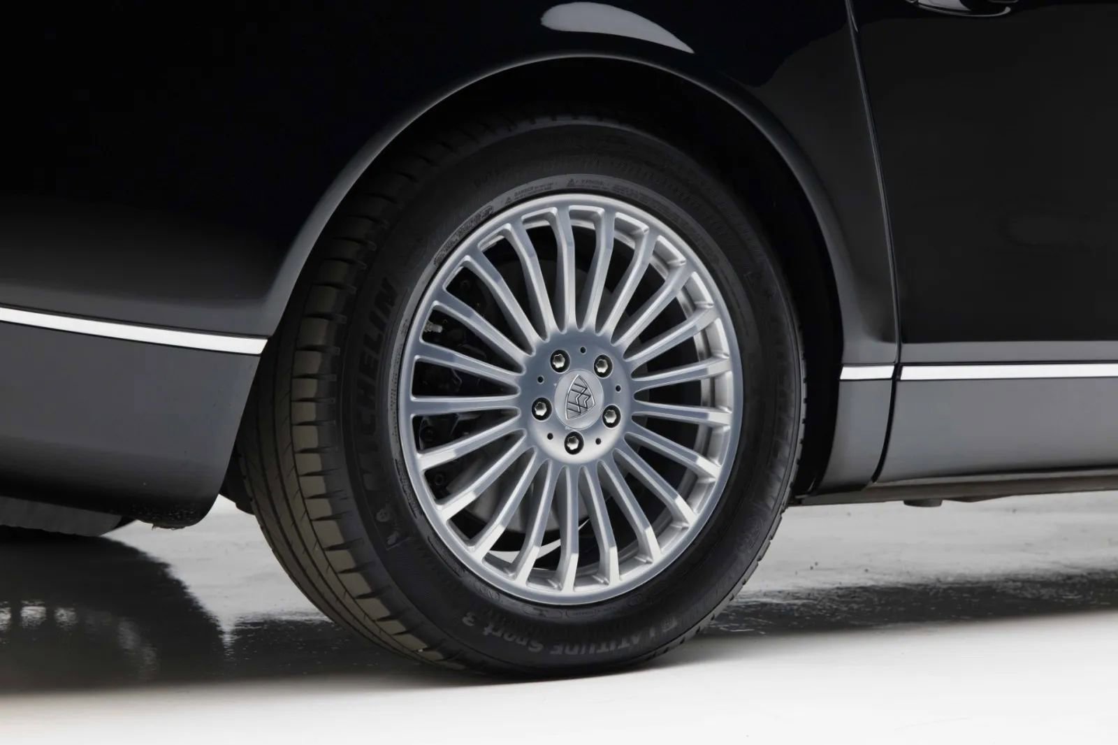 Used 2012 Maybach 62 RWD image 34