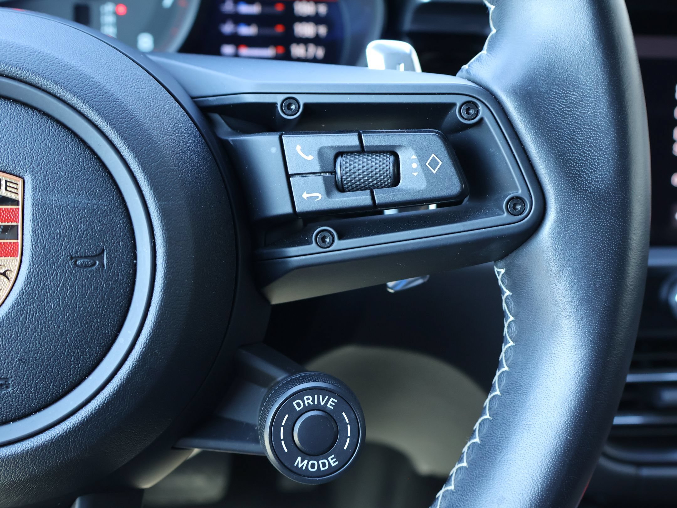 Certified 2024 Porsche Macan Turbo AWD/4WD image 19