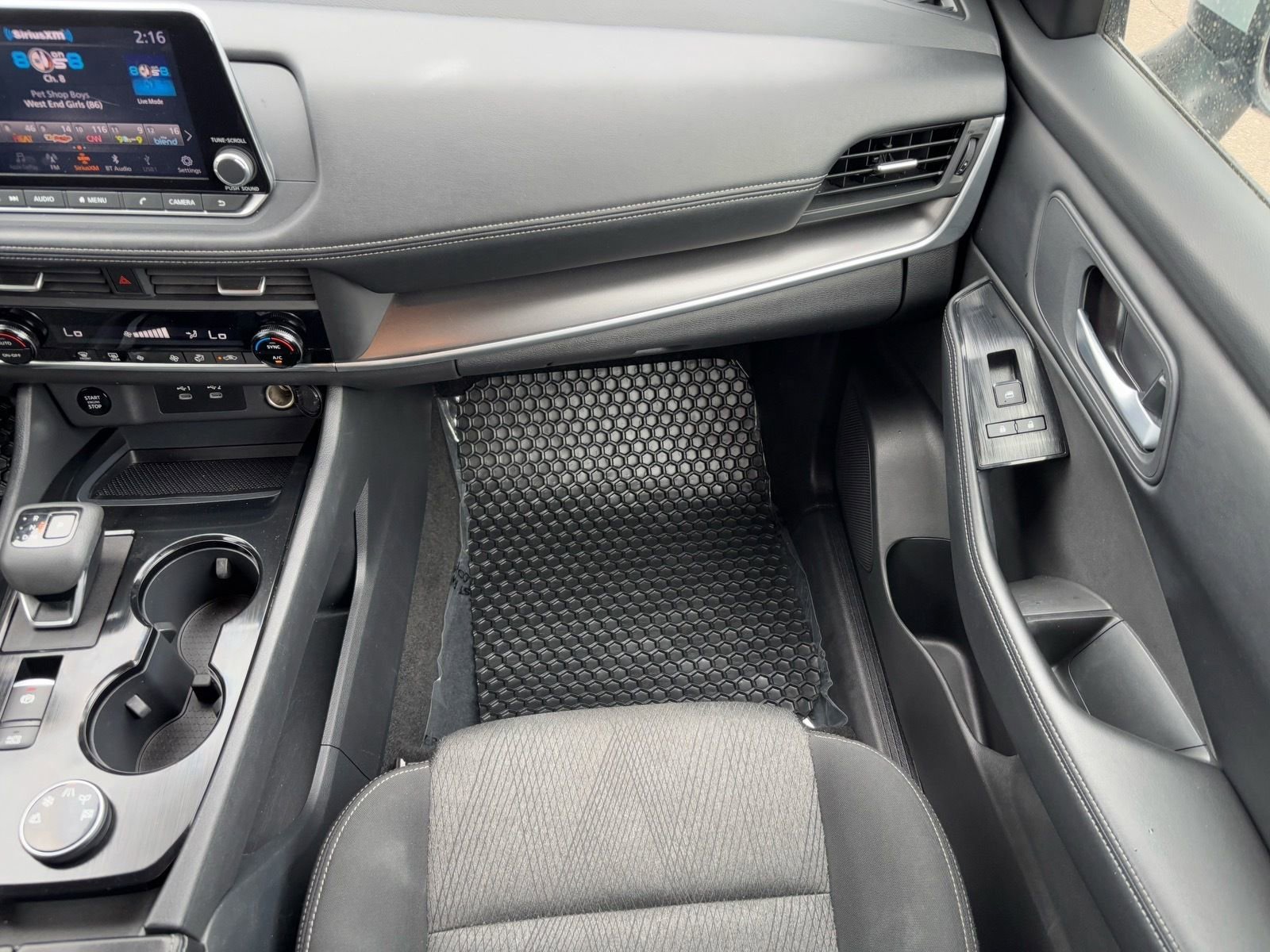 Used 2025 Nissan Rogue SV image 15