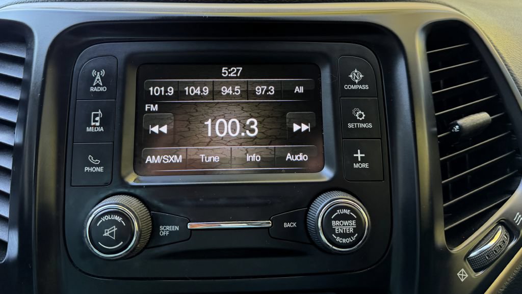 Used 2018 Jeep Cherokee Latitude FWD image 18