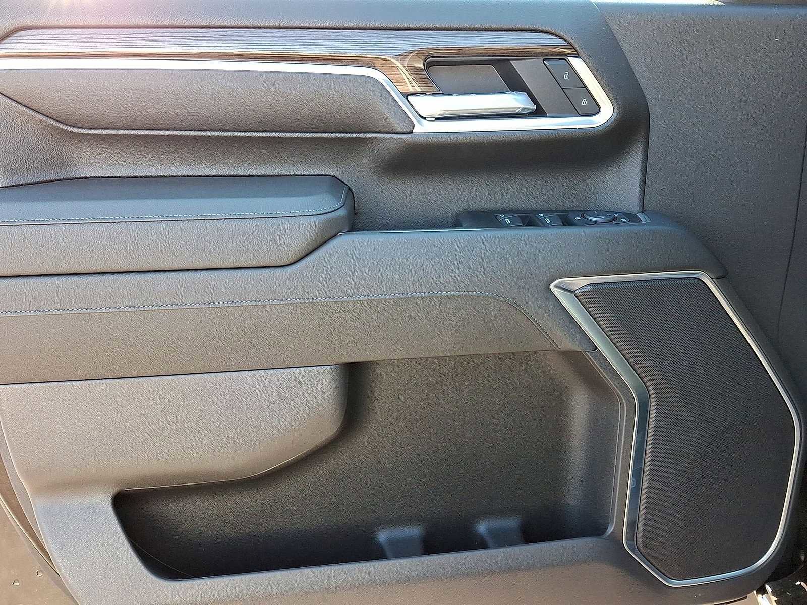 Used 2025 Chevrolet Silverado 2500 LT w/ Convenience Package image 28