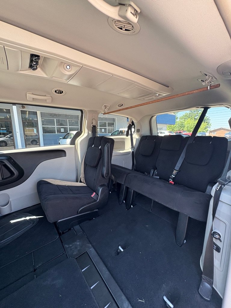 Used 2011 Chrysler Town & Country Touring FWD image 13