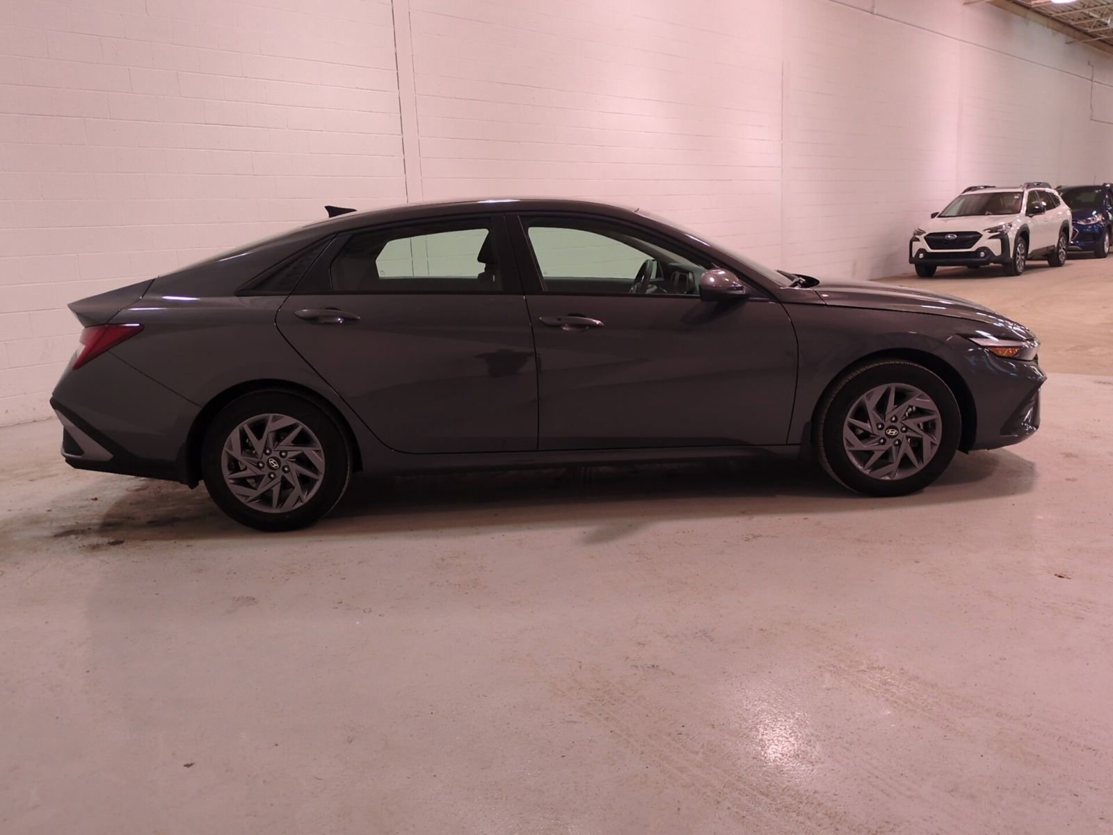 Used 2025 Hyundai Elantra Blue image 3