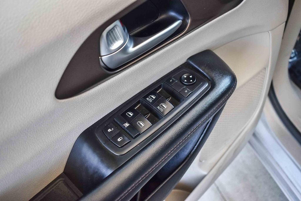 Used 2018 Chrysler Pacifica Touring-L image 19