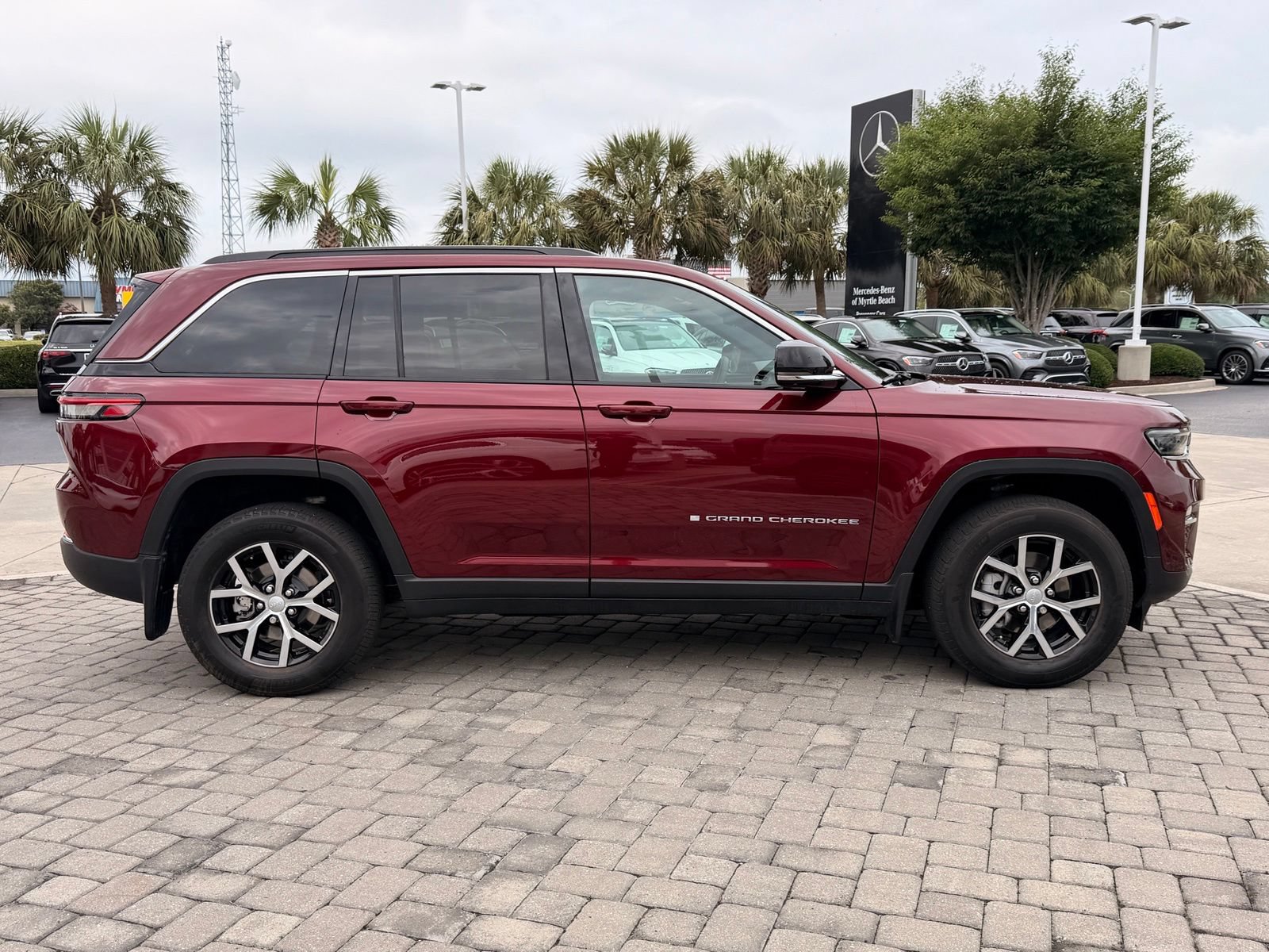 Used 2024 Jeep Grand Cherokee Limited w/ Luxury Tech Group II AWD/4WD image 8