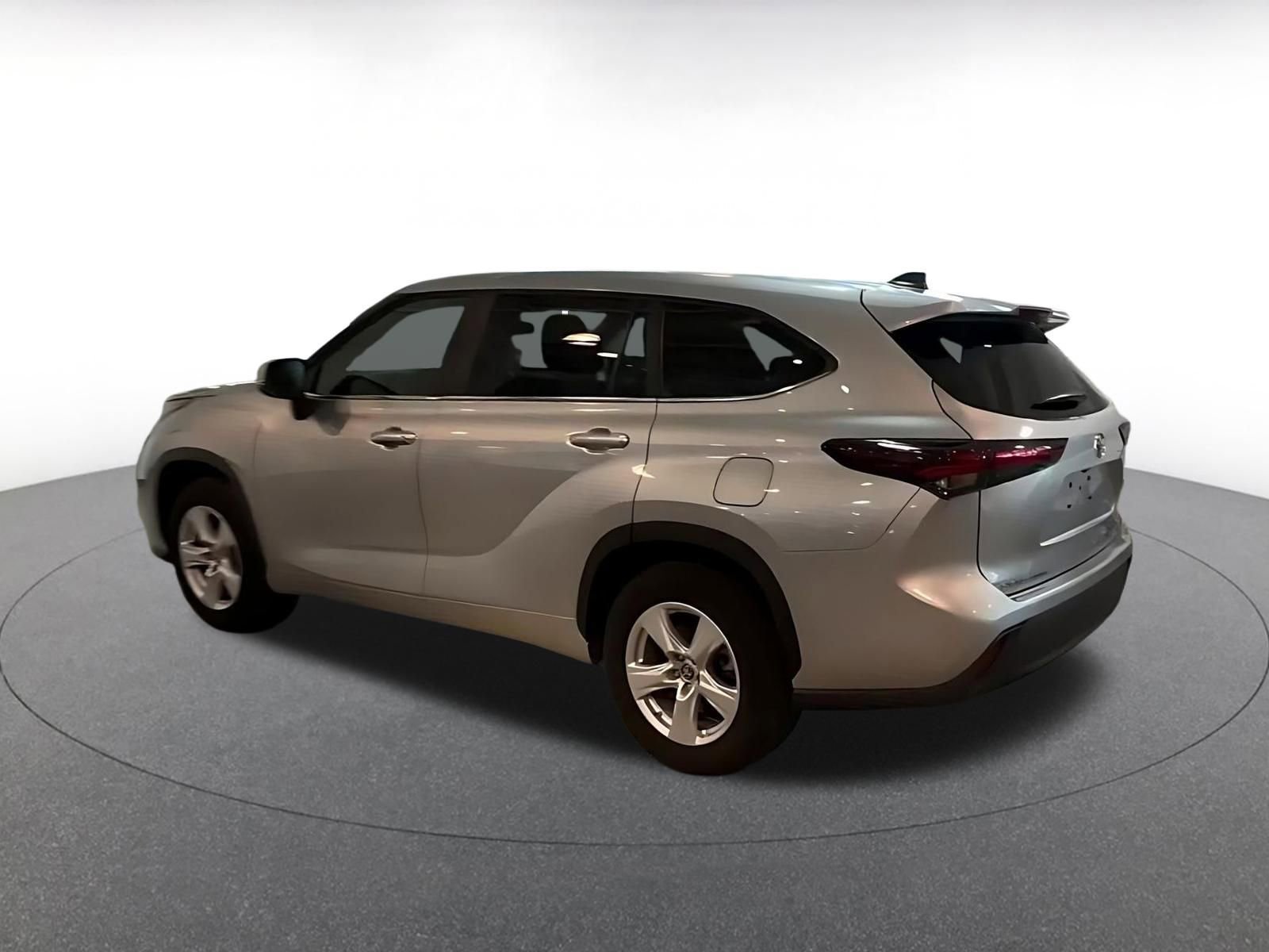 Used 2025 Toyota Highlander LE FWD image 10