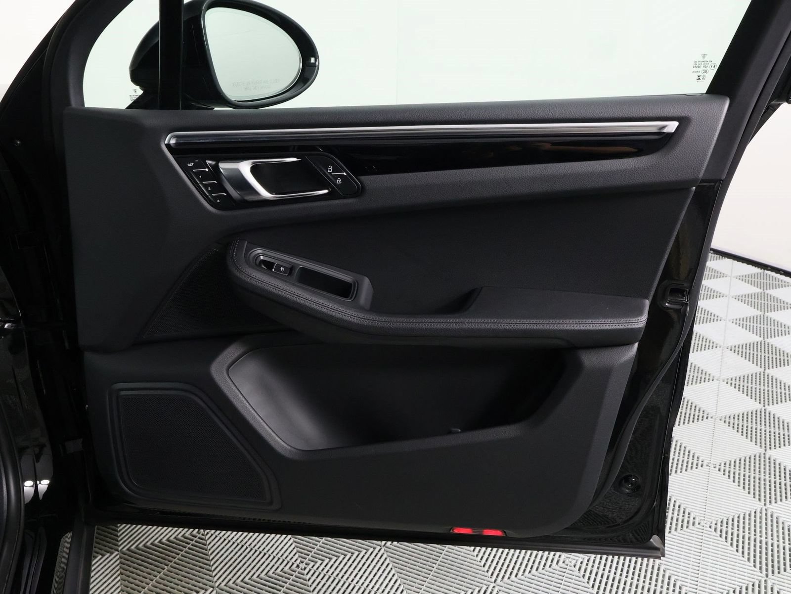 Certified 2023 Porsche Macan AWD/4WD image 23