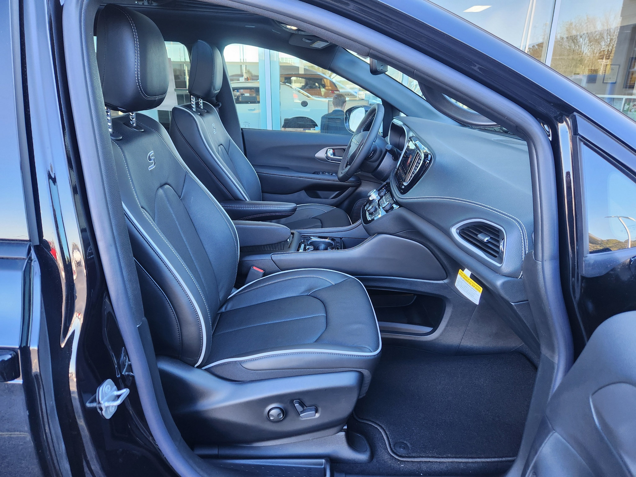 New 2027 Chrysler Pacifica Limited FWD image 34