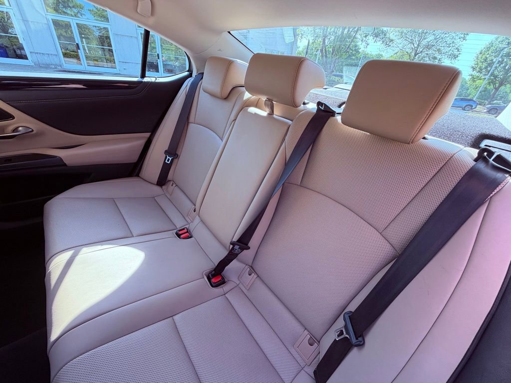 Certified 2020 Lexus ES 300h w/ Premium Package image 16