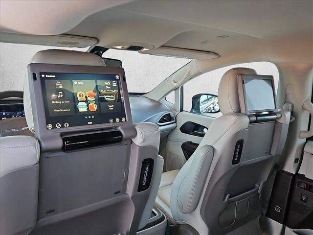 Used 2020 Chrysler Pacifica Touring-L Plus w/ Tire & Wheel Group FWD image 17