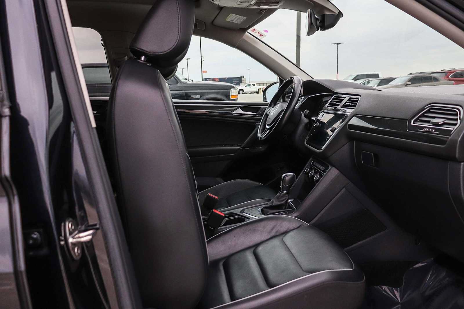 Used 2018 Volkswagen Tiguan SEL Premium FWD image 17