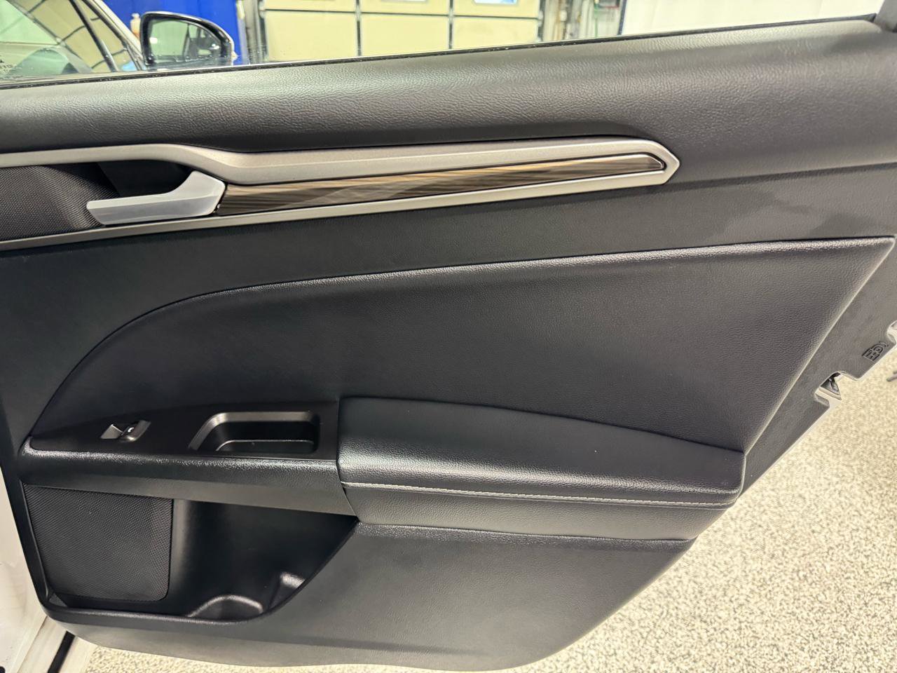 Used 2017 Ford Fusion SE w/ Fusion SE Technology Package image 8