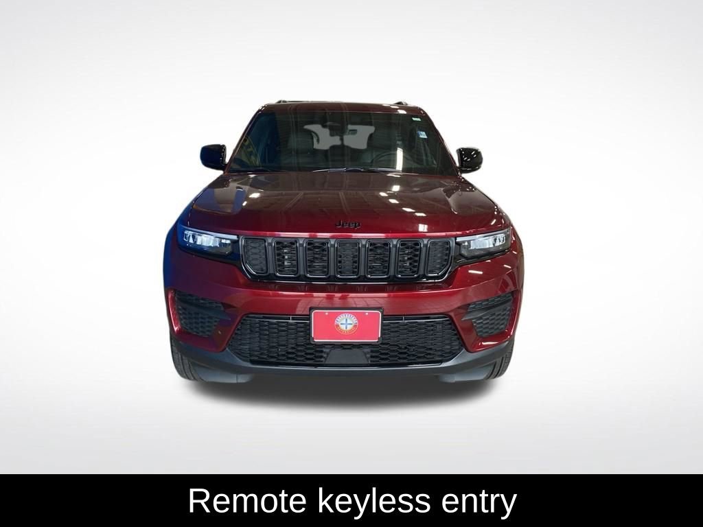 Used 2025 Jeep Grand Cherokee Altitude AWD/4WD image 14