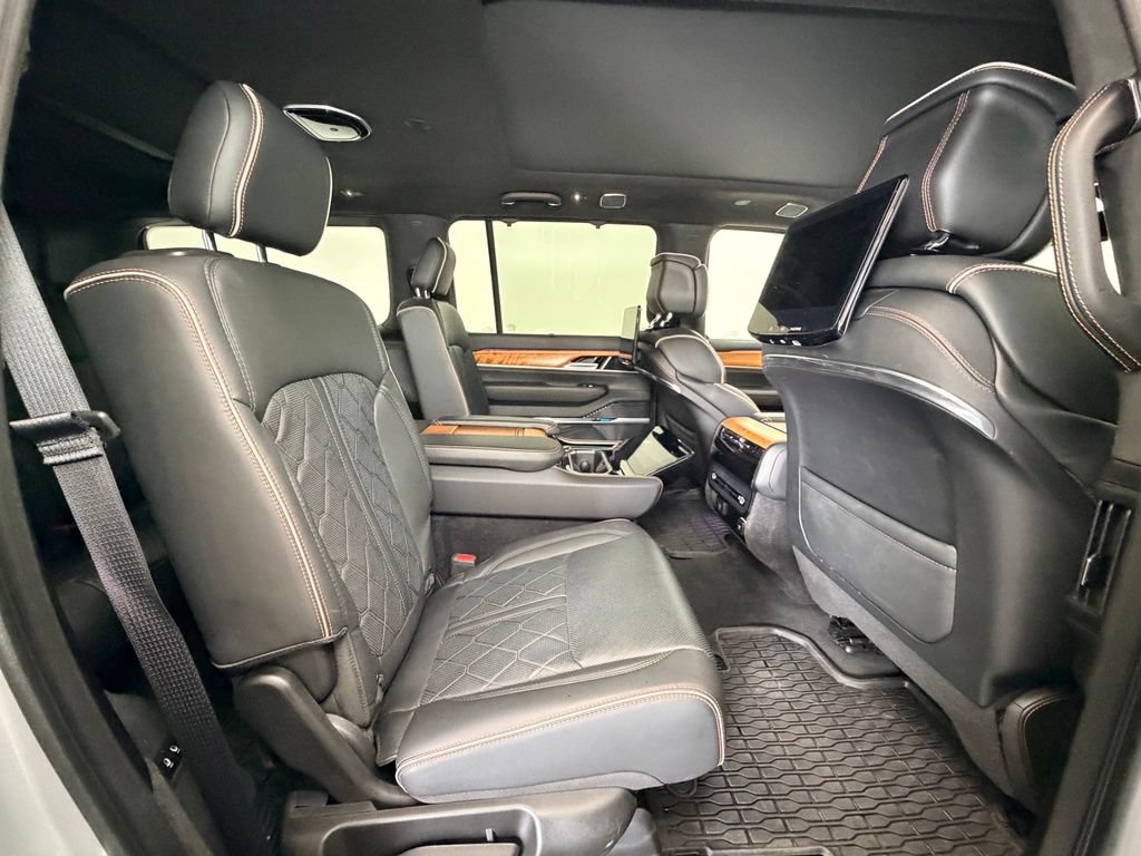 Used 2025 Jeep Grand Wagoneer Series III w/ Rear-Seat Entertainment Group AWD/4WD image 9
