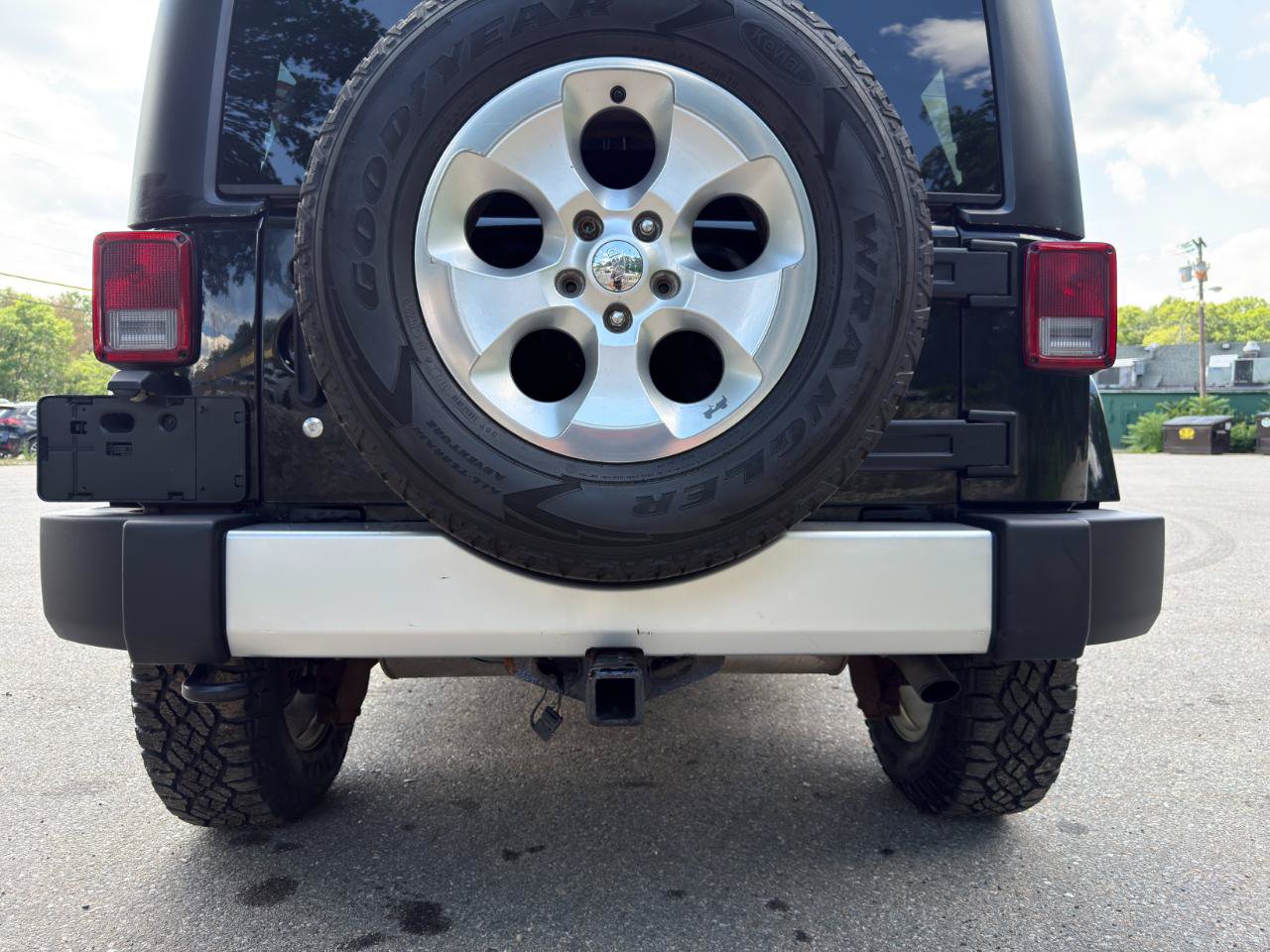Used 2015 Jeep Wrangler Unlimited Sahara w/ Dual Top Group AWD/4WD image 13