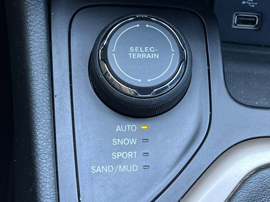 Used 2016 Jeep Cherokee Latitude AWD/4WD image 22