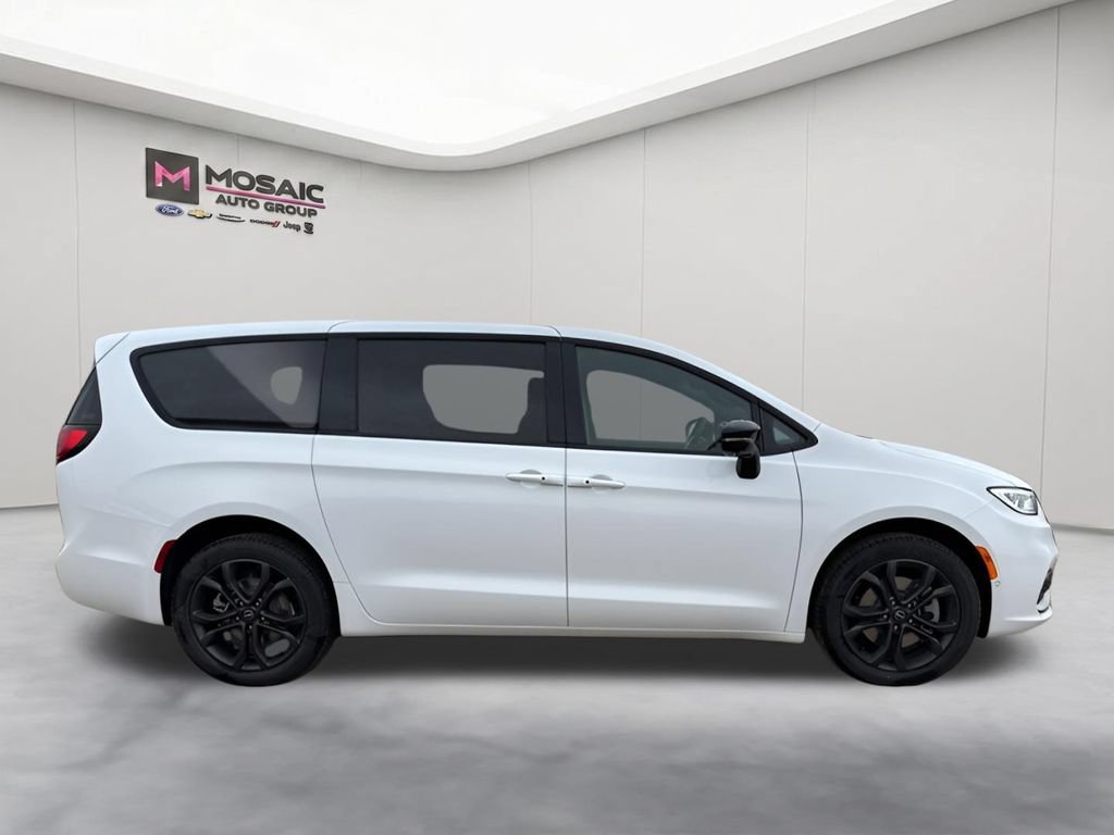 New 2026 Chrysler Pacifica Select AWD/4WD image 9