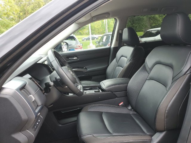 Used 2025 Nissan Pathfinder SL AWD/4WD image 5