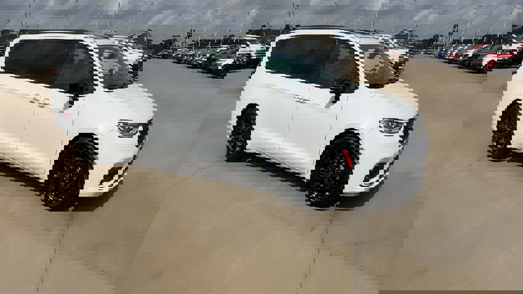 Used 2025 Chrysler Pacifica Limited image 2