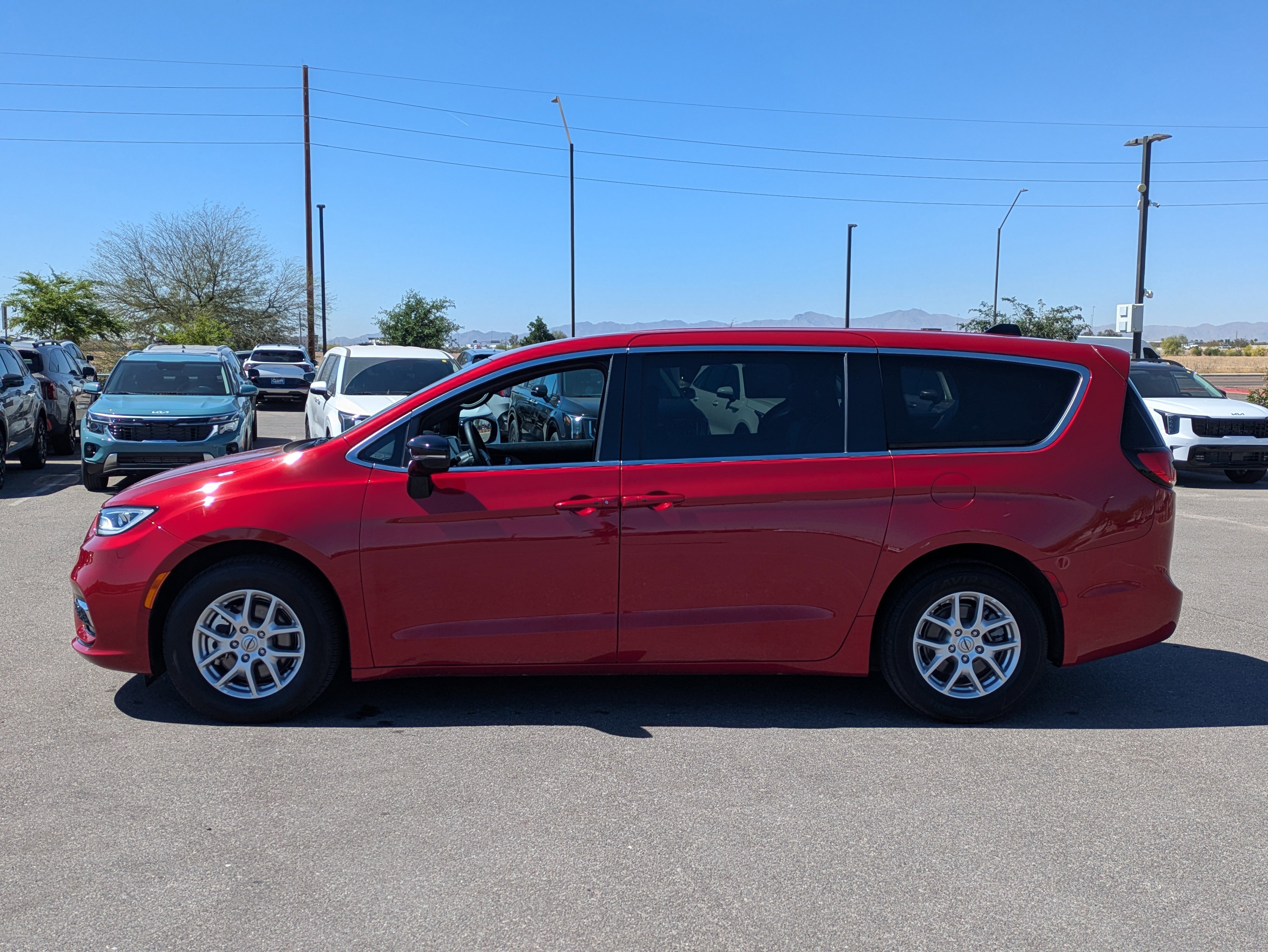 Used 2025 Chrysler Pacifica Select image 2