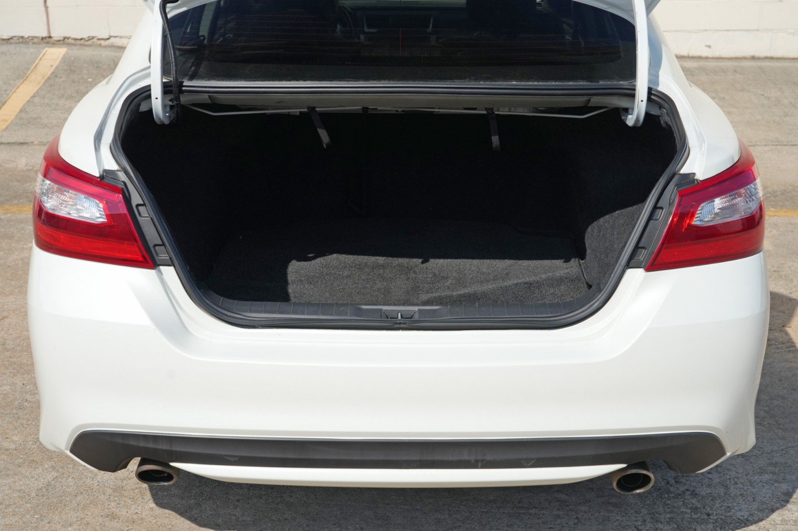 Used 2016 Nissan Altima 2.5 SR w/ LED Appearance Package FWD image 9