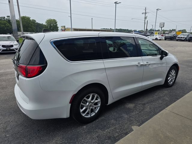 Used 2023 Chrysler Voyager LX FWD image 5