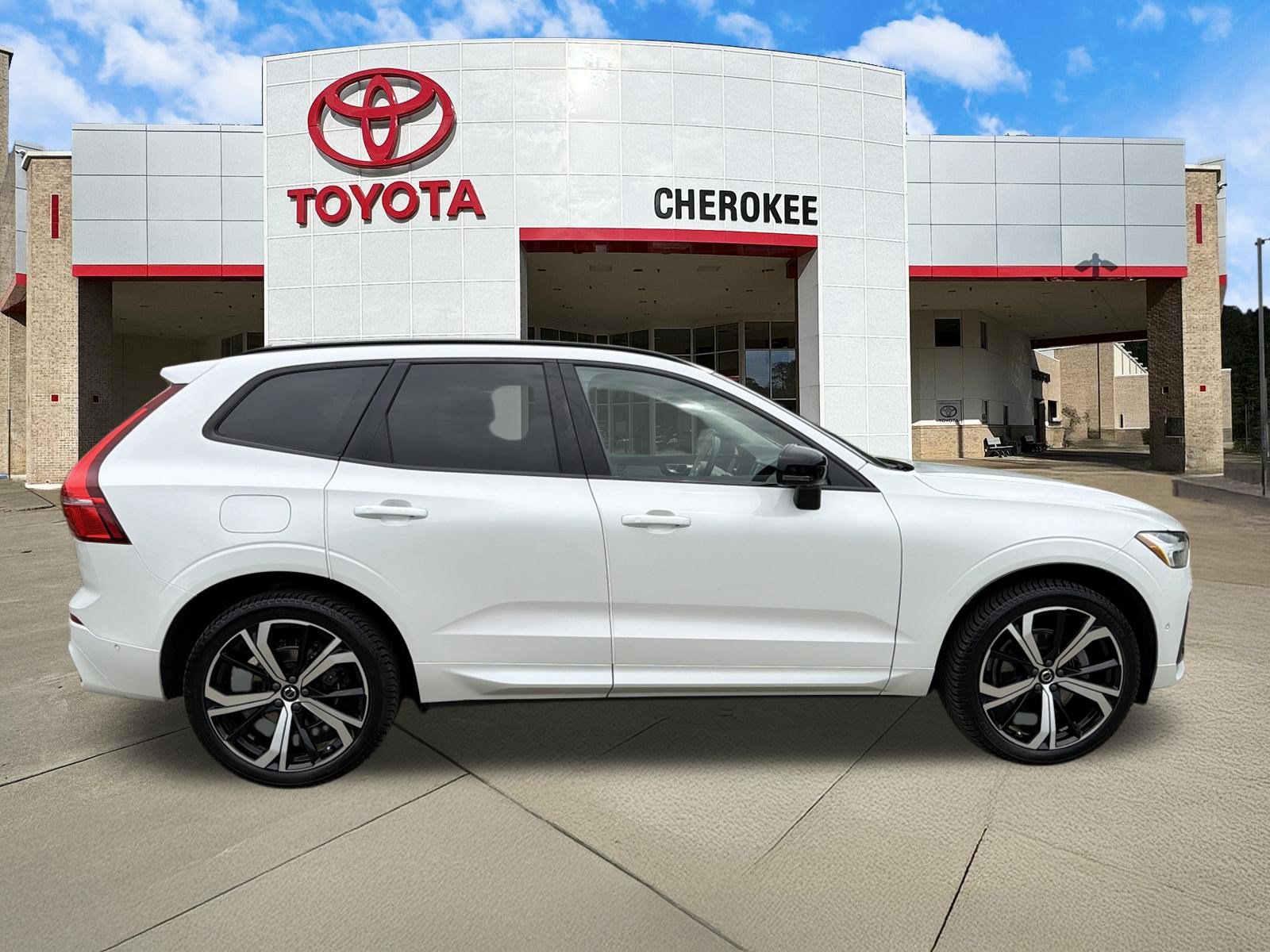 Used 2024 Volvo XC60 B5 Ultimate w/ Protection Package Premier AWD/4WD image 4
