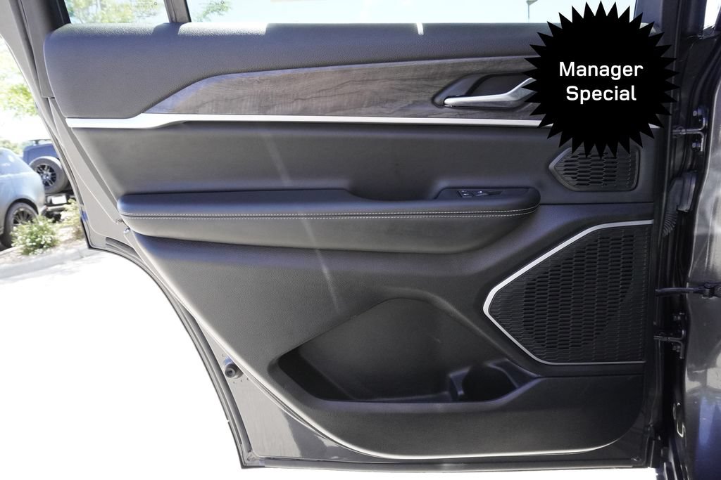Used 2022 Jeep Grand Cherokee L Limited w/ Black Appearance Package AWD/4WD image 28