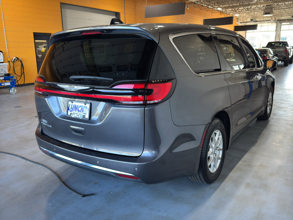 Used 2023 Chrysler Pacifica Touring-L FWD image 5