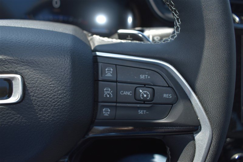 Used 2023 Jeep Grand Cherokee Altitude AWD/4WD image 15