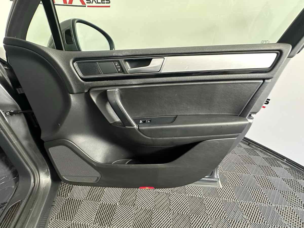 Used 2017 Volkswagen Touareg Wolfsburg Edition image 16