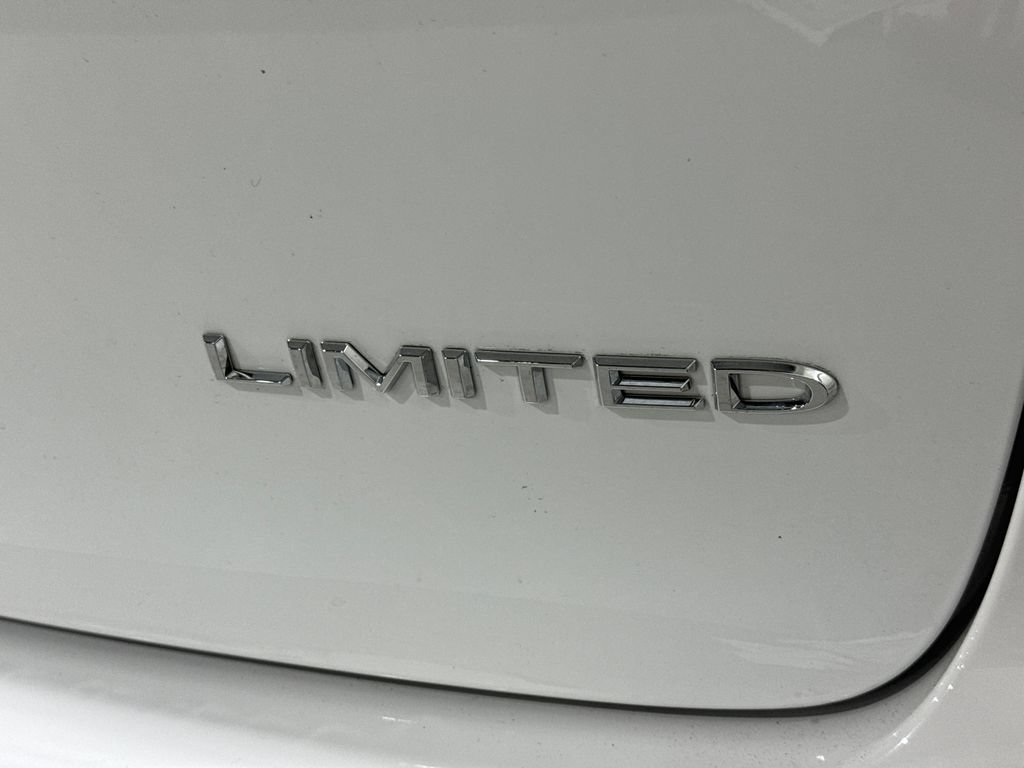 Used 2024 Chrysler Pacifica Limited FWD image 33