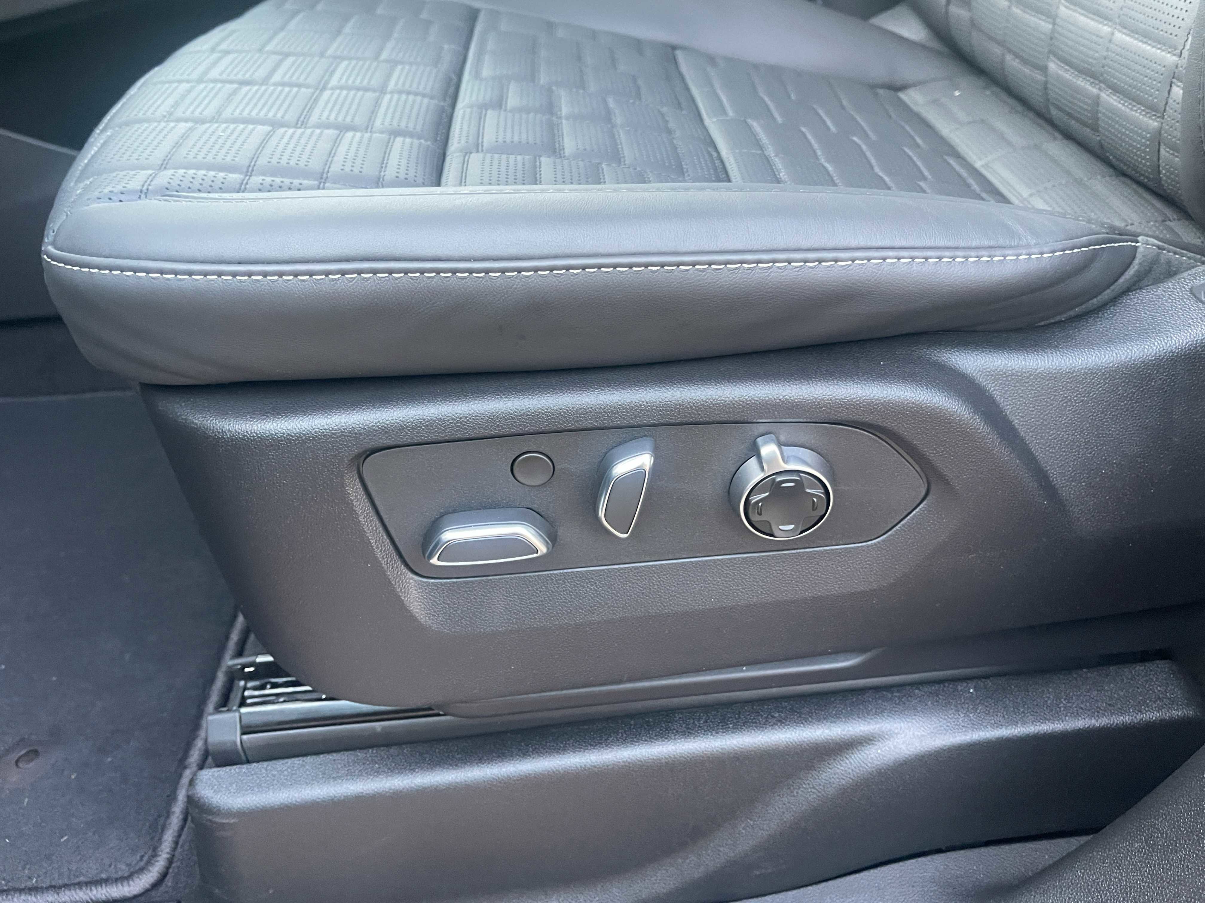 Used 2025 Cadillac Escalade ESV V image 30