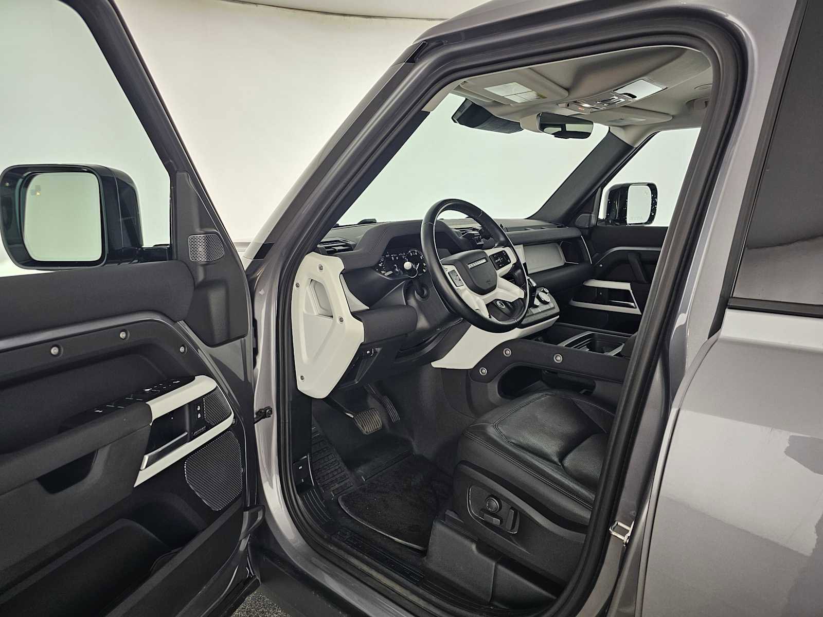 Used 2023 Land Rover Defender 110 SE image 19