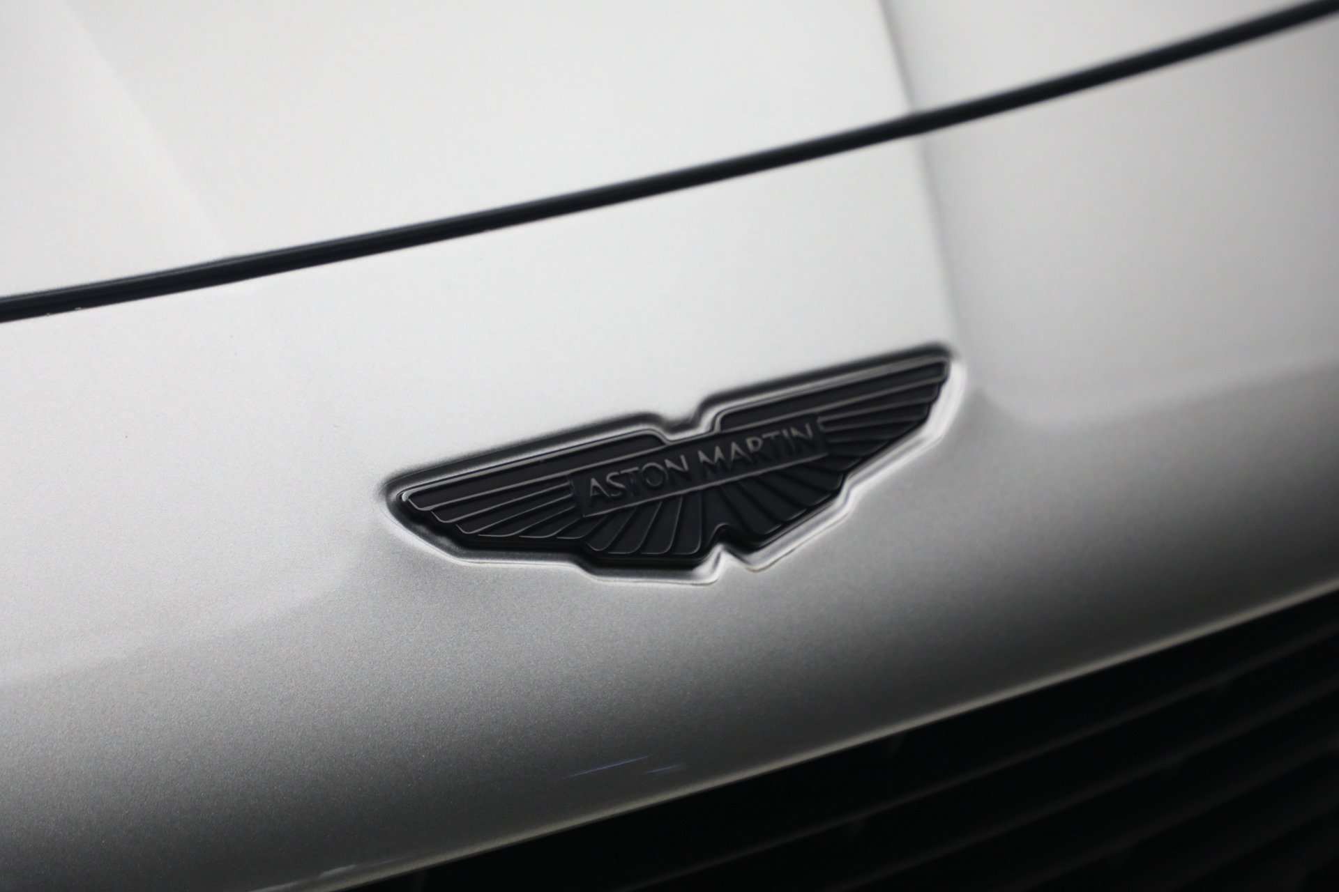 Used 2025 Aston Martin Vanquish RWD image 13