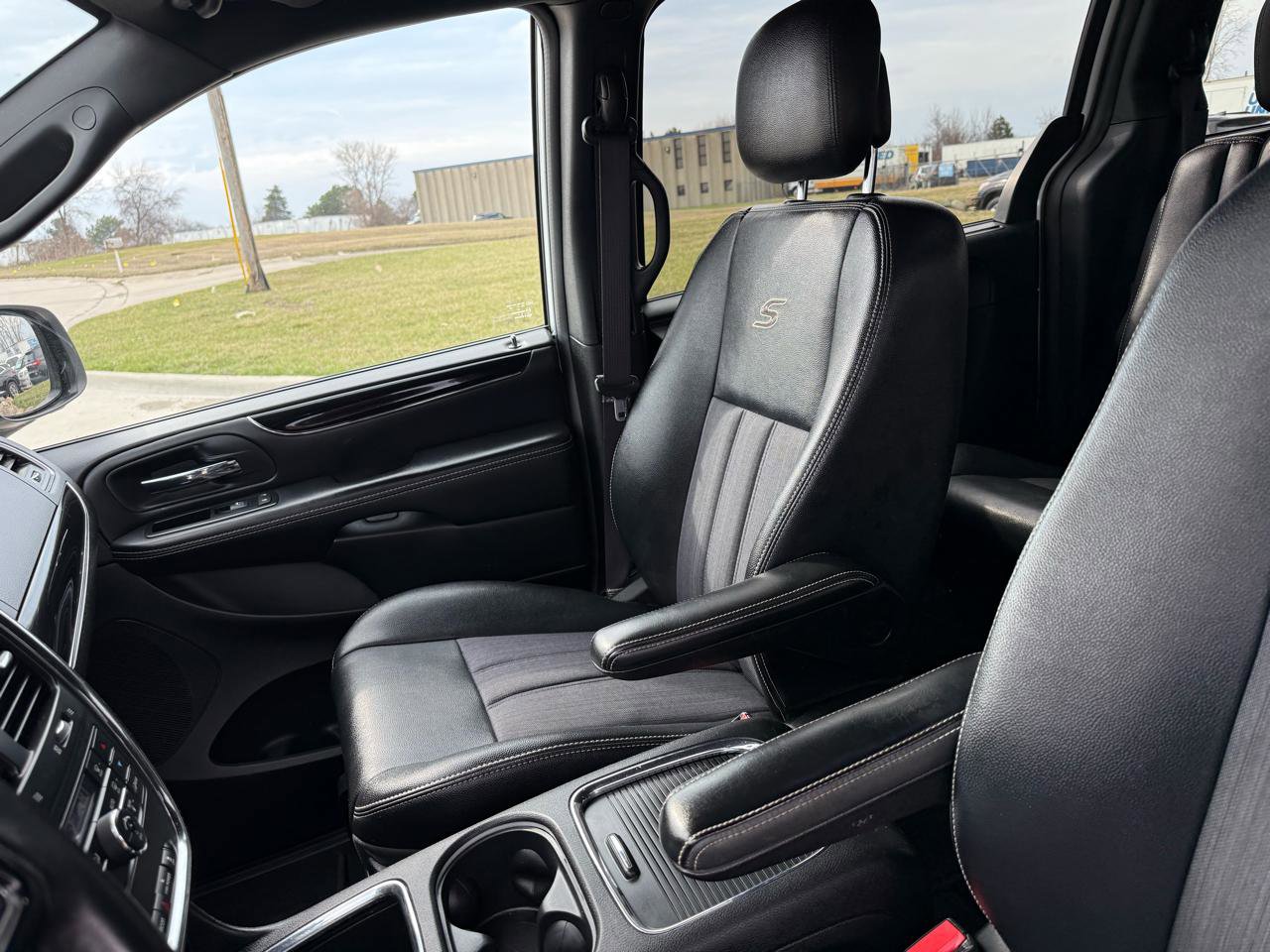 Used 2014 Chrysler Town & Country S FWD image 17