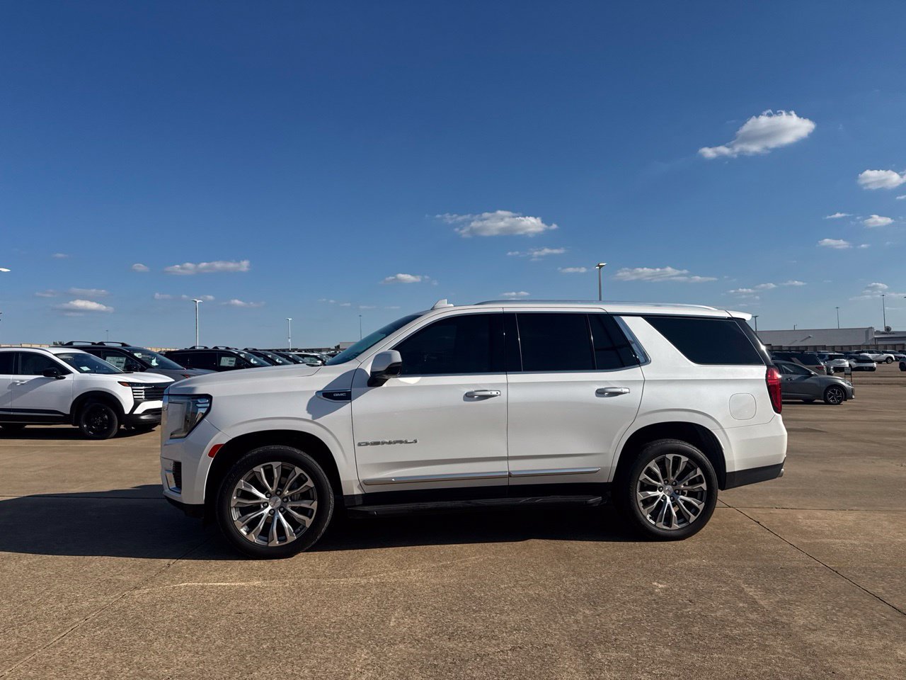Used 2021 GMC Yukon Denali w/ LPO, Illumination Package AWD/4WD image 17