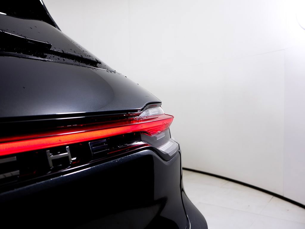 Certified 2022 Porsche Macan w/ Premium Package Plus image 12