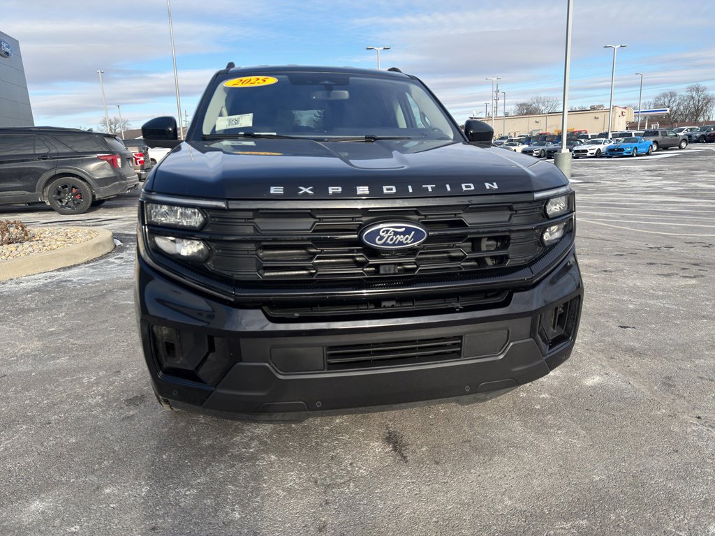 Used 2025 Ford Expedition Max Active AWD/4WD image 3