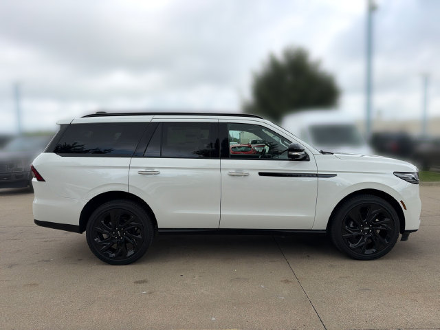 New 2027 Lincoln Navigator Reserve w/ Jet Appearance Package AWD/4WD image 4