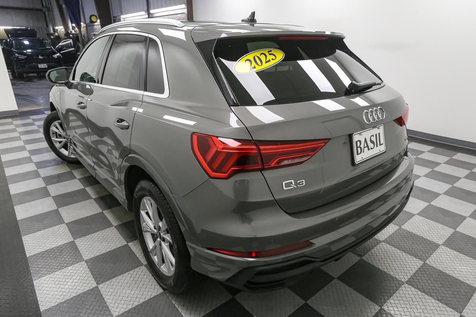 Used 2025 Audi Q3 2.0T Premium Plus w/ Premium Plus Package AWD/4WD image 11