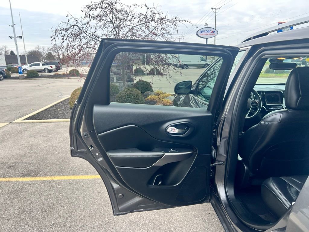 Used 2019 Jeep Cherokee Limited image 24