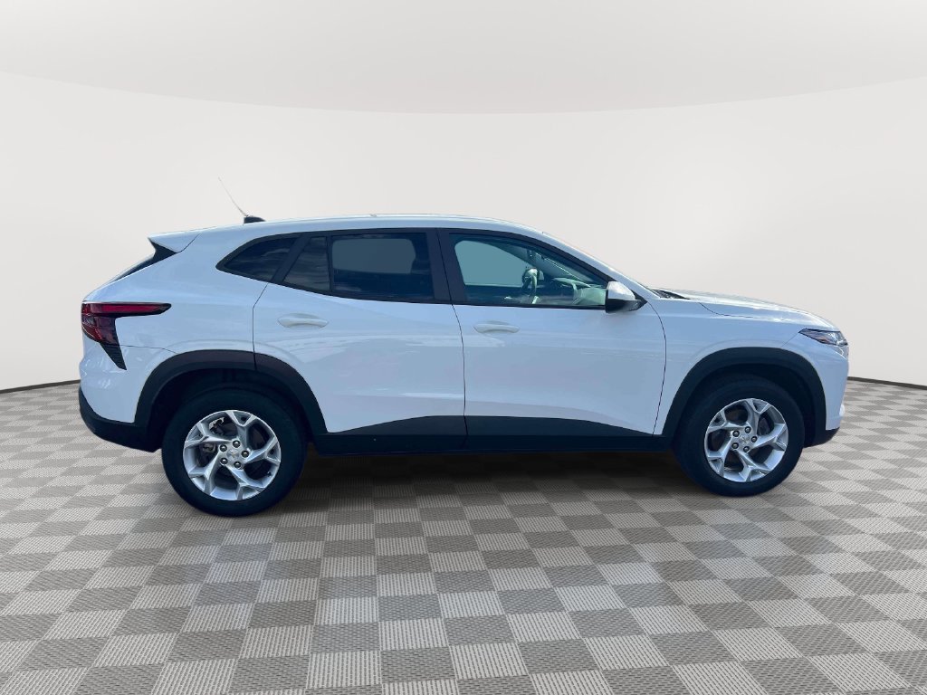 Used 2024 Chevrolet Trax LS w/ LS Convenience Package FWD image 3