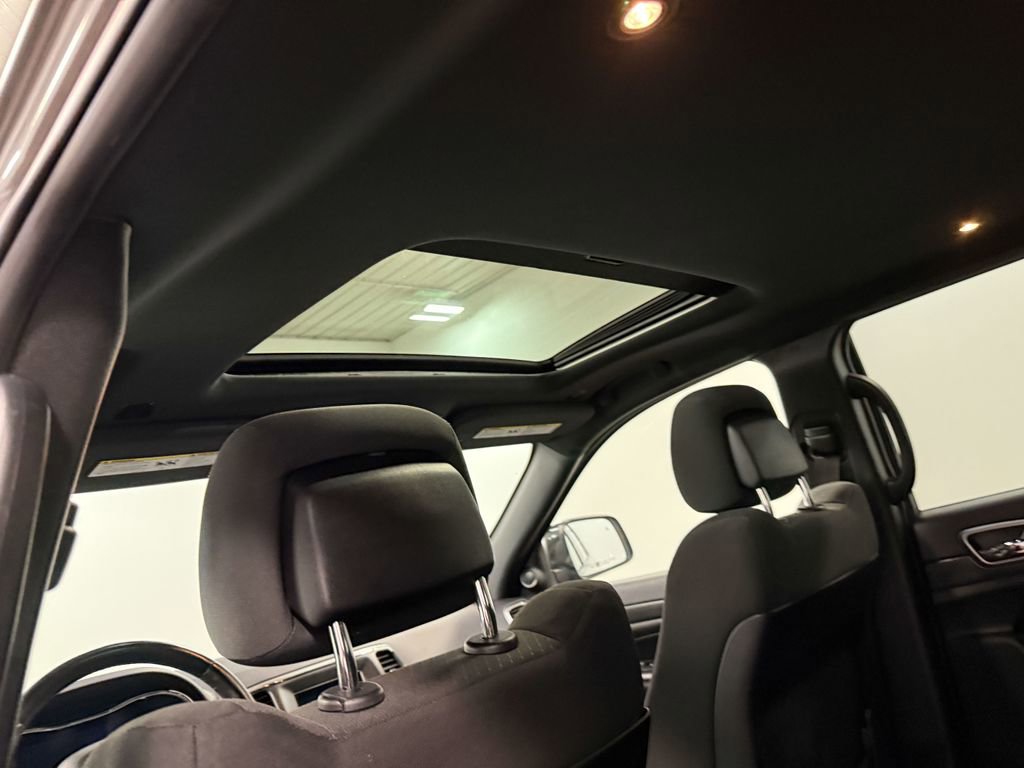 Used 2019 Jeep Grand Cherokee Laredo AWD/4WD image 12