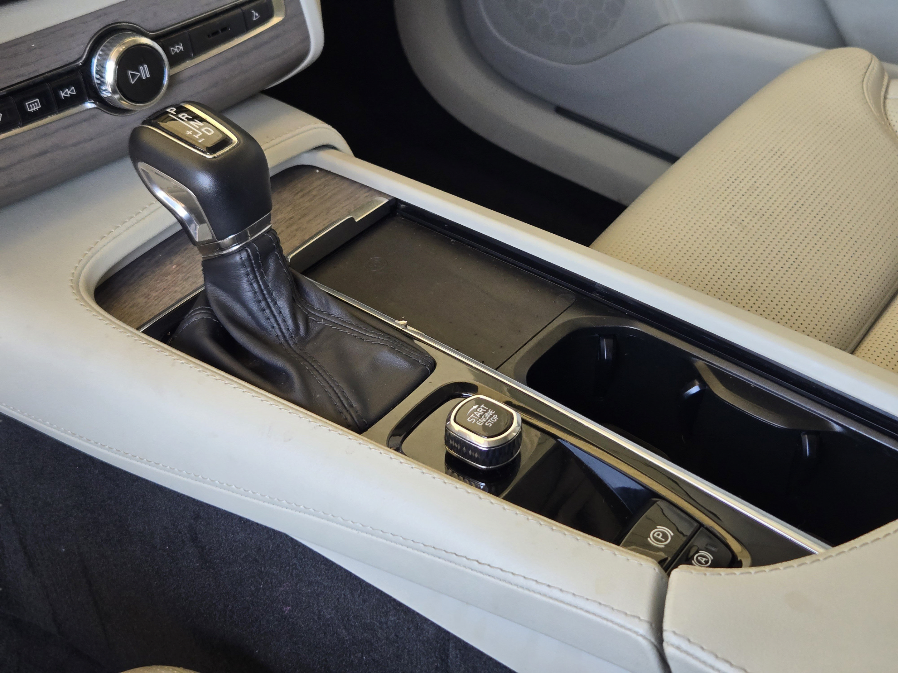 Certified 2022 Volvo XC90 T6 Inscription AWD/4WD image 18