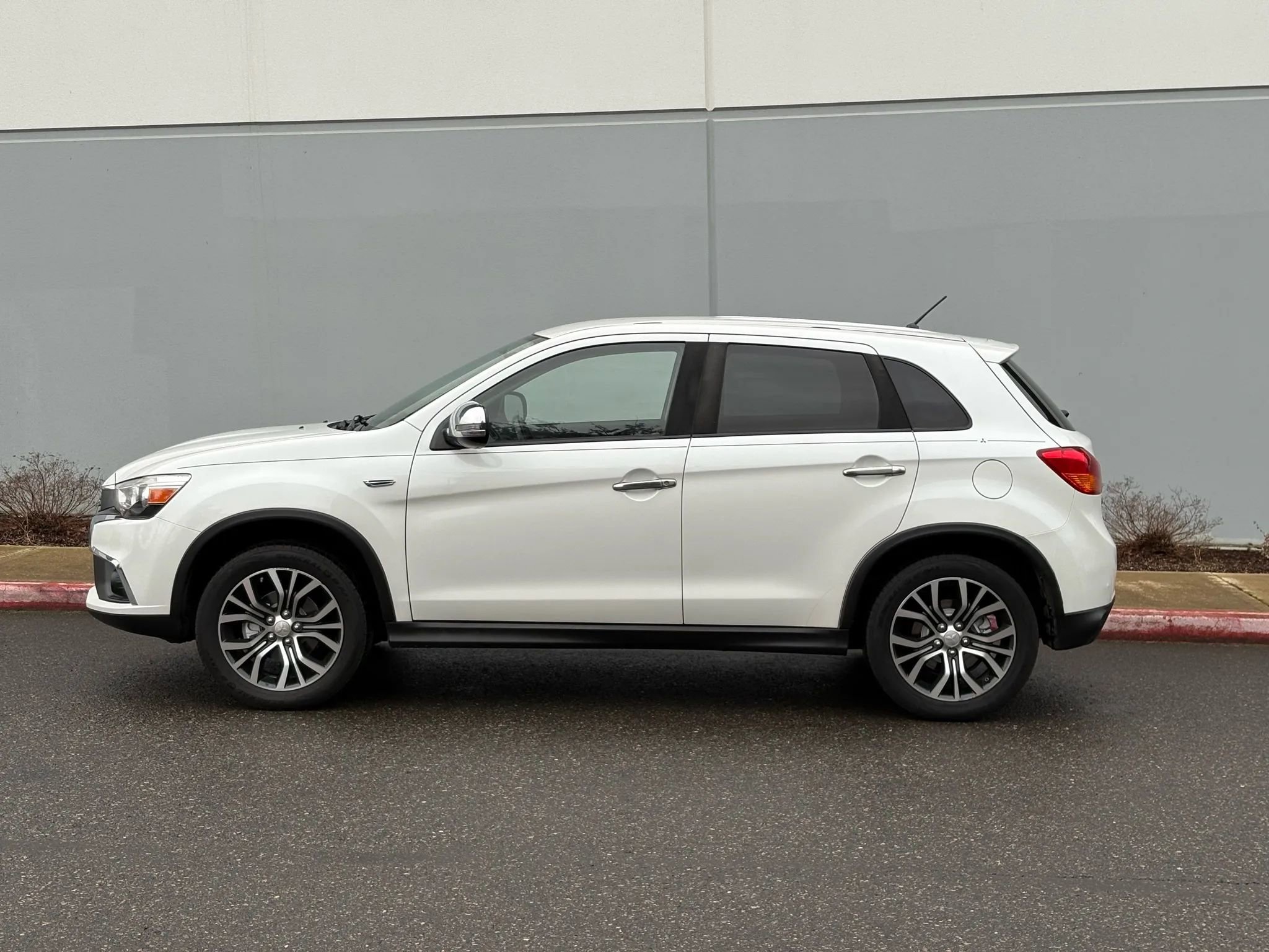 Used 2016 Mitsubishi Outlander Sport ES image 3