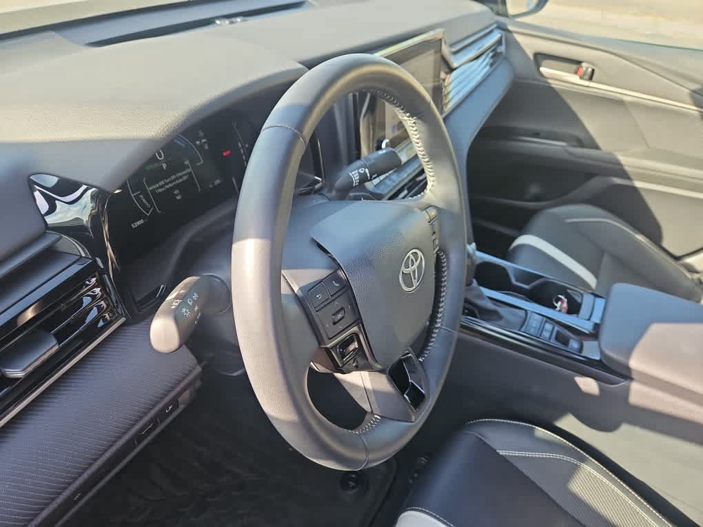 Used 2025 Toyota Camry SE w/ Convenience Package FWD image 9