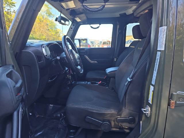 Used 2015 Jeep Wrangler Unlimited Sahara w/ Connectivity Group AWD/4WD image 13
