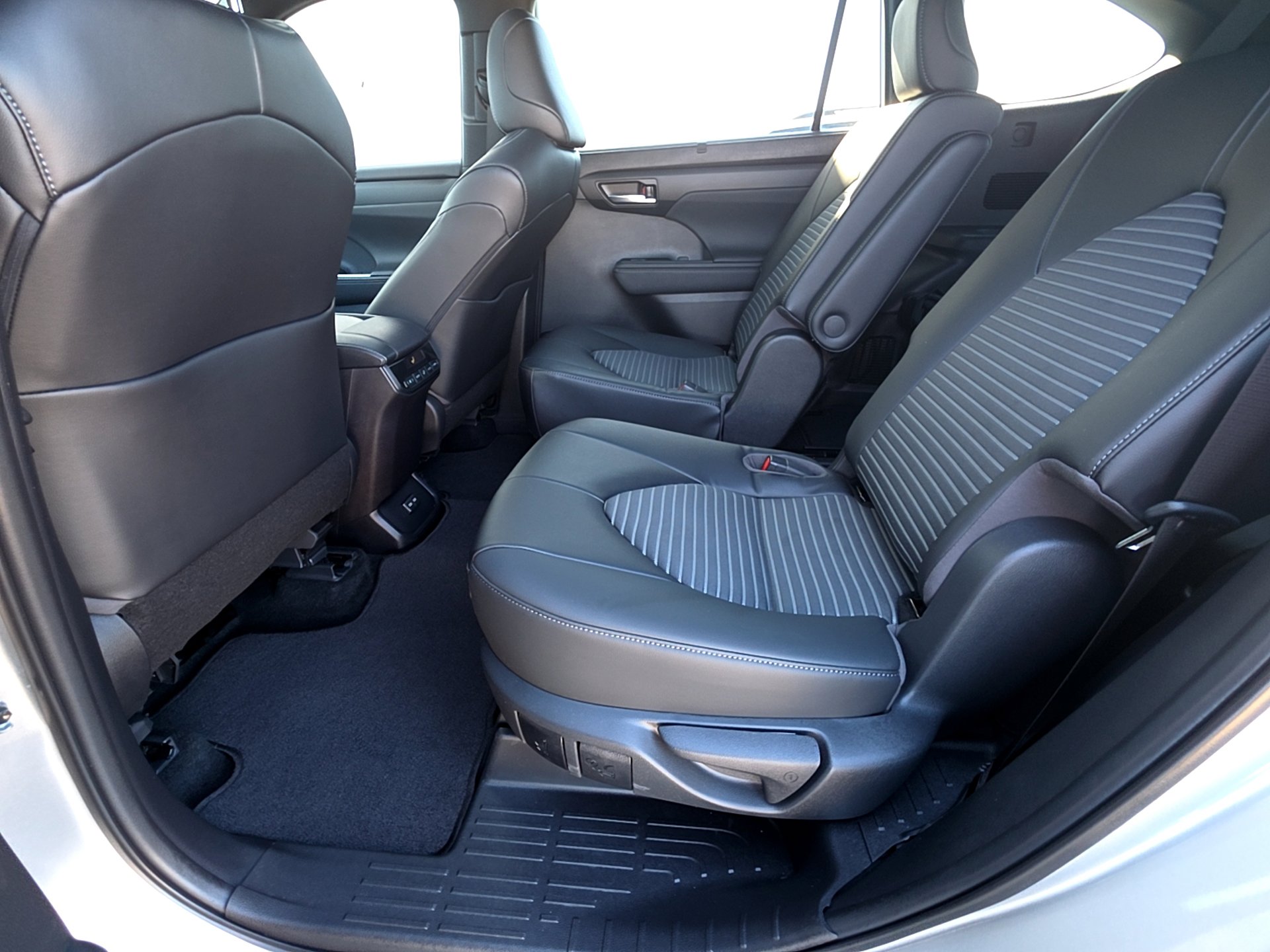 Used 2023 Toyota Highlander XSE image 18